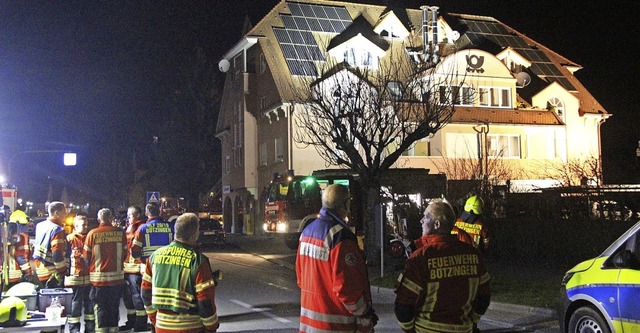 Vor dem groen Wohnhaus an der Gottenh...n von Polizei und Angehrigen aufgab.   | Foto: Horst David