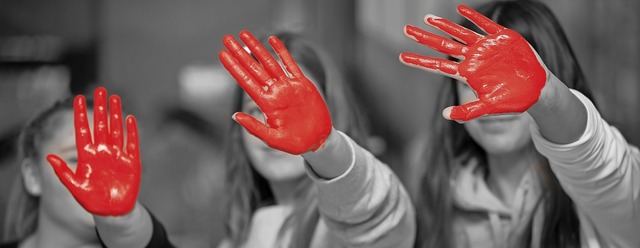 Mit der roten Hand als Symbol protesti...Auseinandersetzungen auf dieser Welt.   | Foto: Thomas Steuber