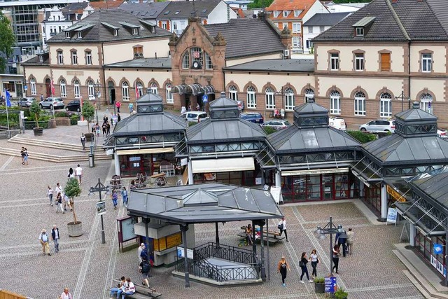 Der  Bahnhofplatz wird neu gestaltet, ...hstes Jahr energetisch saniert werden.  | Foto: Peter Gerigk