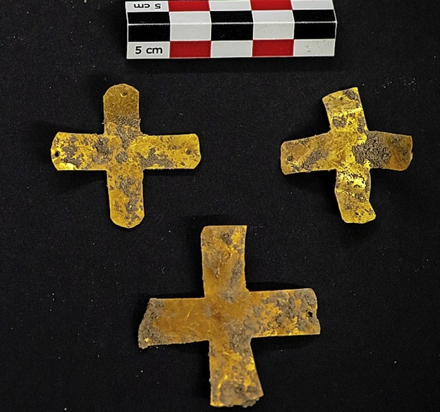 Goldblattkreuze aus dem Grab  | Foto: Sven Hoppe (dpa)