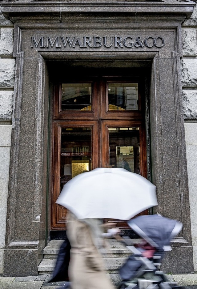 Eingangstr des Bankhauses Warburg in Hamburg    | Foto: Axel Heimken