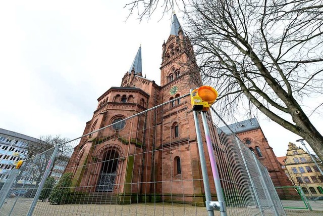 Die Johanneskirche im Freiburger Stadtteil Wiehre ist groflchig abgesperrt.  | Foto: Ingo Schneider