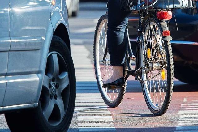 Radfahrerin kollidiert mit Pkw in Basler Strae und verletzt sich am Kopf