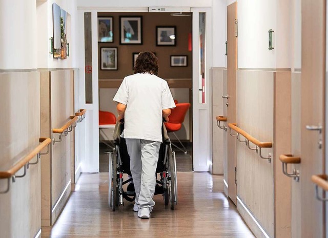 Unter Personalnot leiden sehr viele Senioreneinrichtungen in Deutschland.   | Foto: Federico Gambarini (dpa)