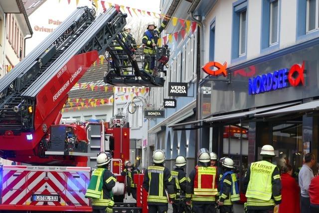 Feuerwehr lscht Fritteusenbrand in der Innenstadt