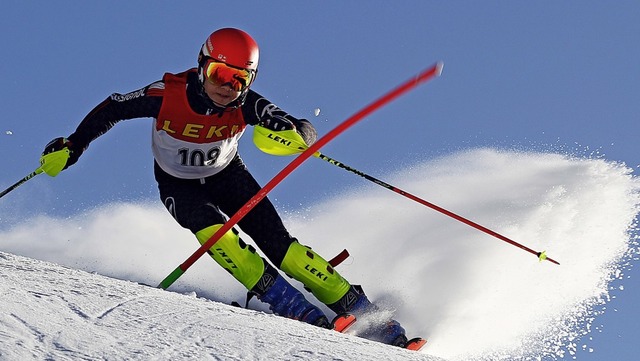 Rasante Schrglage: Leo Scherer gewann den Slalom in Oberstaufen.   | Foto: Achberger