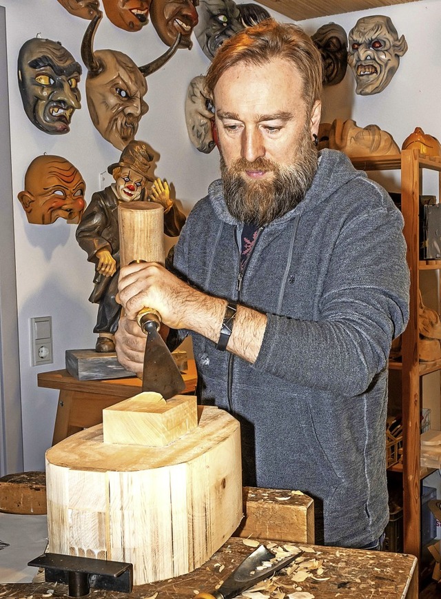 Holzbildhauer Simon Stiegeler: Eine neue Maske entsteht.  | Foto: Wilfried Dieckmann