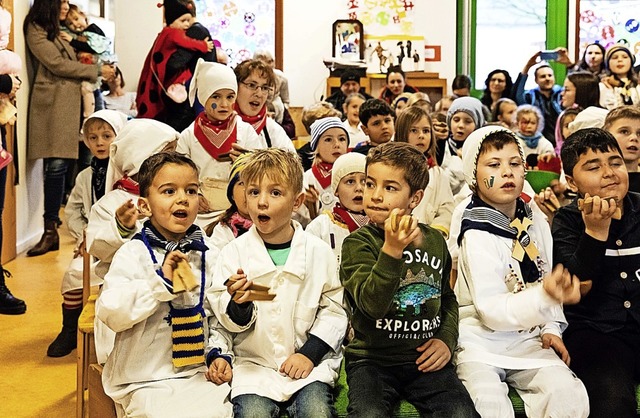 Begeistert klppern die jungen Narren zum Narrenmarsch und singen mit.  | Foto: Gabriele Zahn