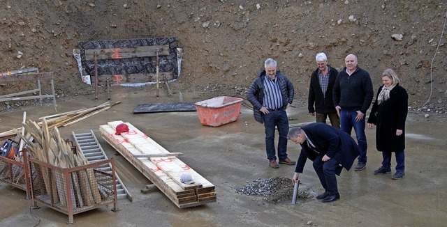 Fr das knftige Wohnhaus im Gebiet B...it Dokumenten in die Bodenplatte ein.   | Foto: Volker Mnch