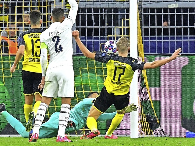 Erling Haaland (Nummer 17) erzielt hier das 1:0 fr die Dortmunder Borussia.   | Foto: TOBIAS SCHWARZ (AFP)