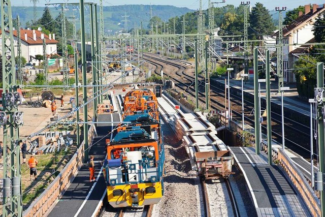 Die provisorischen Gleise  sind inzwis... Behelfsbahnsteig (rechts) in Betrieb.  | Foto: Hannes Lauber