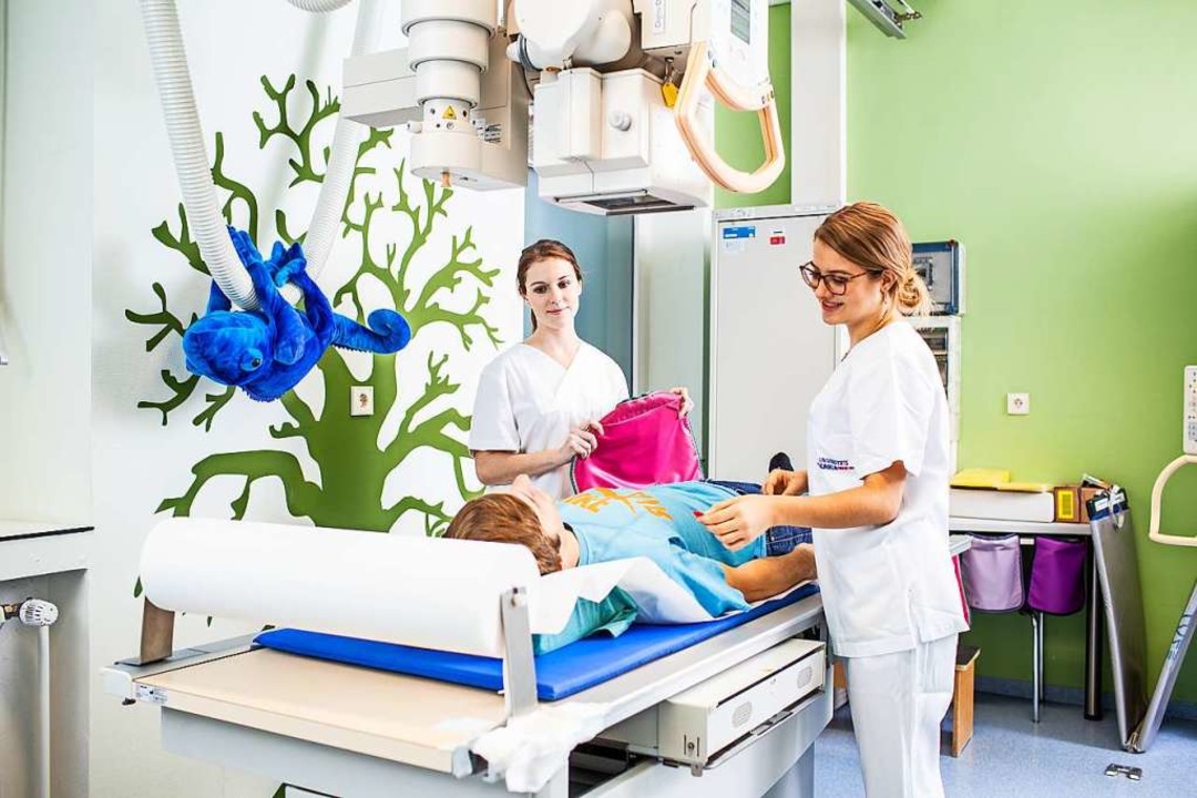 In der Ausbildung zur Medizintechnisch...um Technik, EDV  und um den Patienten.  | Foto: Universitätsklinikum Freiburg
