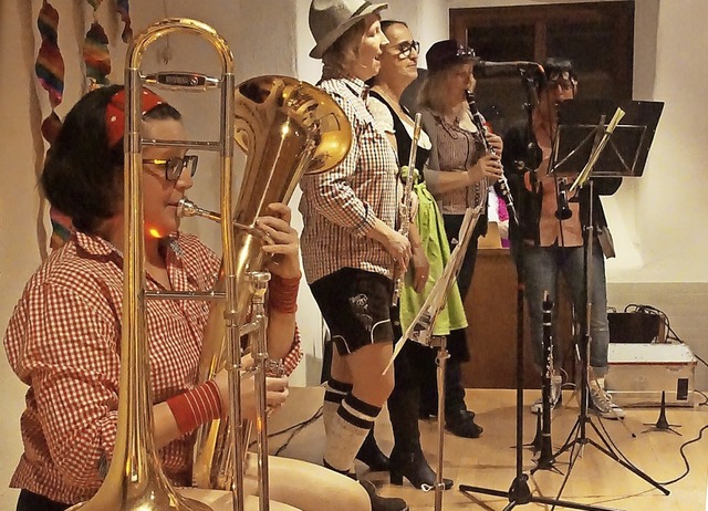 Die Musikermaidli bei ihrer luftigen Nummer mit Musik und Gesang.  | Foto: Ilona Huege