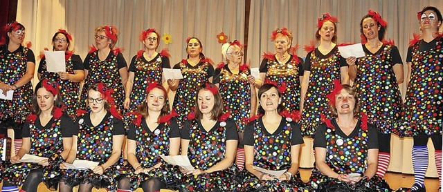 Die &#8222;Clowns vom Pfarrsaal&#8220; traten  in  neuen Kleidern auf.   | Foto: Gudrun Gehr