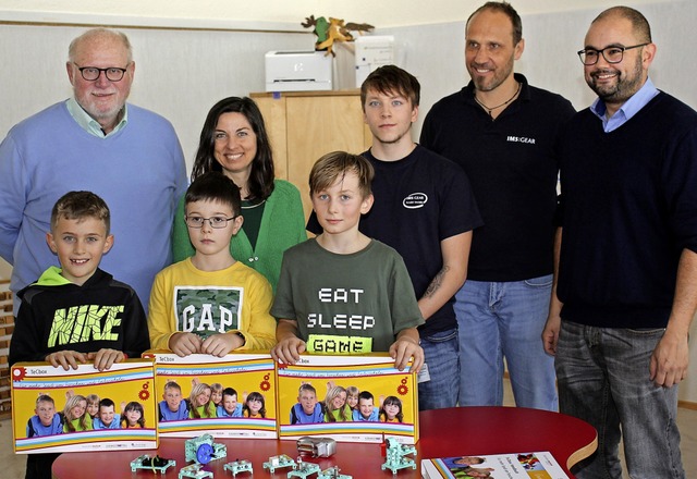 Technikfrderung (von links): Professo...ule, Erik Schtzle und Lewin Kleiser.   | Foto: Gert Brichta