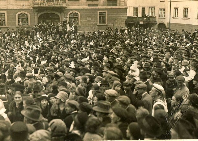 Am Fasnetmndig 1928 war auf dem Latschariplatz etwas los.  | Foto: Archiv Roland Weis