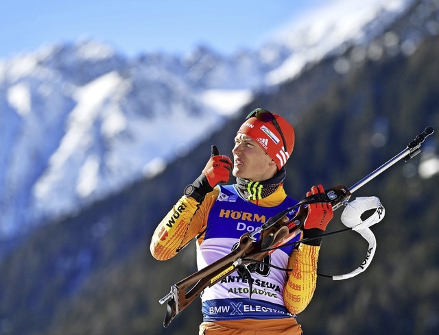 Etwas ratlos am Schiestand: Passt das...sich Biathlet Benedikt Doll zu fragen.  | Foto: Hendrik Schmidt (dpa)