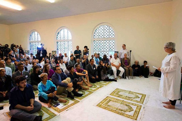 Muslime und Nichtmuslime, Frauen und M...der Berliner Ibn-Rushd-Goethe-Moschee.  | Foto: imago?