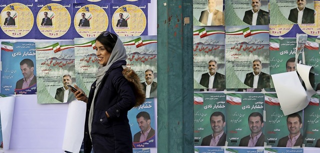 Viele Iranerinnen und Iraner halten di...nipuliert und wollen ihr fernbleiben.   | Foto: ATTA KENARE