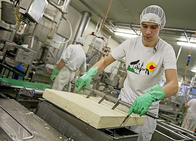 Hier wird die geronnene Tofu-Grundmasse in Wrfel geschnitten.   | Foto: Marc Doradzillo