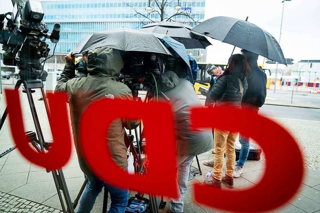 Medienvertreter warten im Regen vor der CDU-Zentrale, dem Konrad-Adenauer-Haus  | Foto: Kay Nietfeld (dpa)