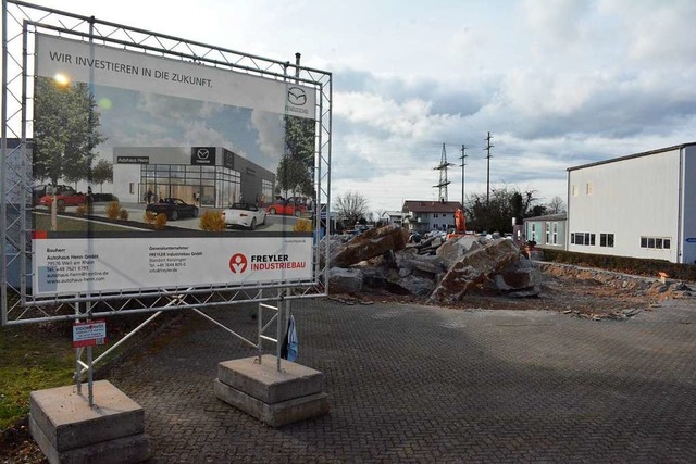 Der Altbau ist abgerissen,  wie der Neubau aussehen wird, sieht man links.  | Foto: Hannes Lauber