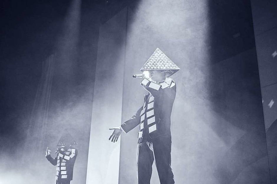 Fulminante Bühnenshow, abgedrehte Outfits und Exzess mit sozialkritischen Untertönen: So war es beim Deichkind-Konzert in der Freiburger Sick-Arena. (Foto: Fabio Smitka) Fulminante Bühnenshow, abgedrehte Outfits und Exzess mit sozialkritischen Untertönen: So war es beim Deichkind-Konzert in der Freiburger Sick-Arena. (Foto: Fabio Smitka)