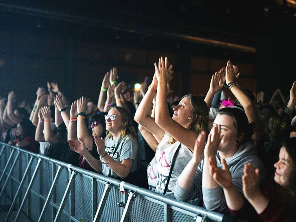 Fulminante Bhnenshow, abgedrehte Outfits und Exzess mit sozialkritischen Untertnen: So war es beim Deichkind-Konzert in der Freiburger Sick-Arena.