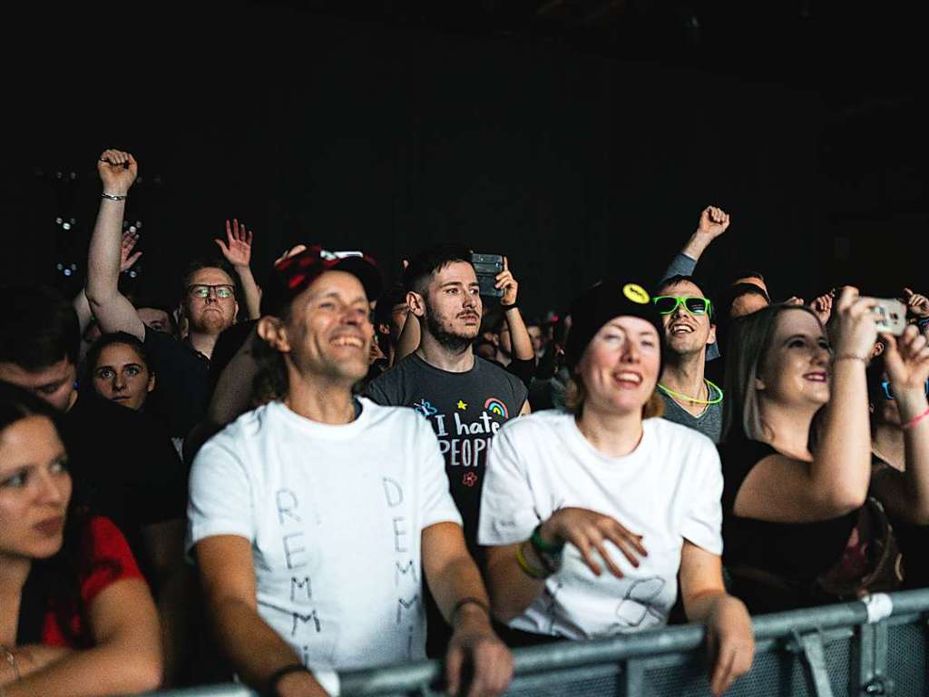 Fulminante Bhnenshow, abgedrehte Outfits und Exzess mit sozialkritischen Untertnen: So war es beim Deichkind-Konzert in der Freiburger Sick-Arena.