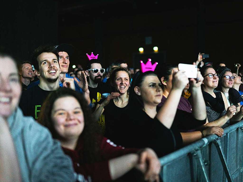 Fulminante Bhnenshow, abgedrehte Outfits und Exzess mit sozialkritischen Untertnen: So war es beim Deichkind-Konzert in der Freiburger Sick-Arena.