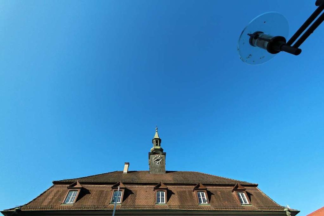 Kaum Schatten im Hochsommer: Der Marktplatz rund um das Alte Rathaus.  | Foto: Patrik Mller