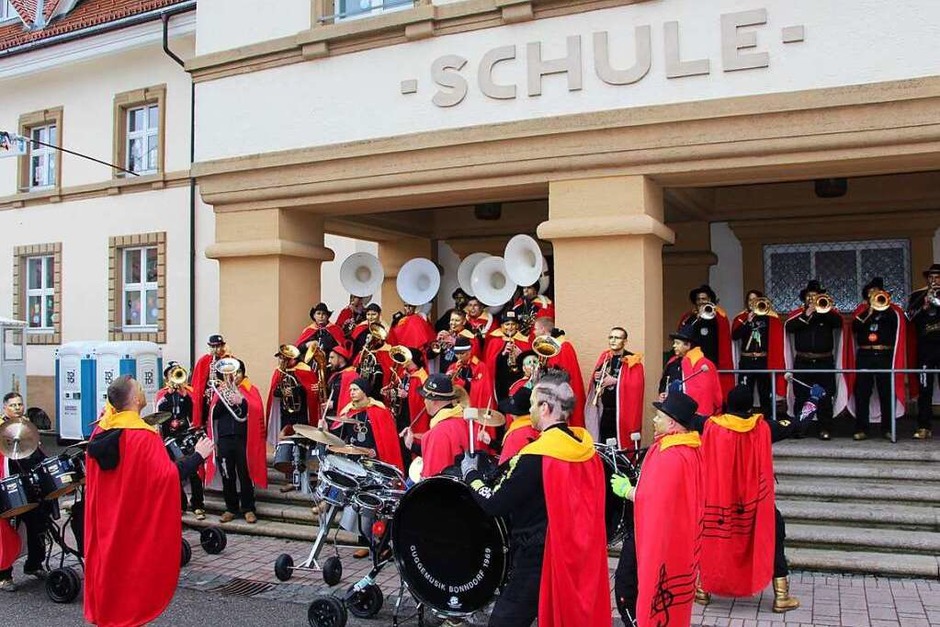 Die Bonndorfer Narren erobern die Straßen der Löwenstadt. Als erstes befreiten sie die Schulen und Kindergärten. (Foto: Uli Spielberger) Die Bonndorfer Narren erobern die Straßen der Löwenstadt. Als erstes befreiten sie die Schulen und Kindergärten. (Foto: Uli Spielberger)