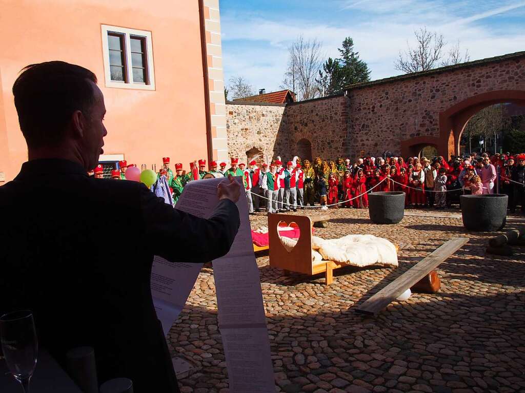 Die Hllenzunft sorgte bei der Rathausstrmung in Kirchzartren wieder fr ein buntes nrrisches Spektakel.