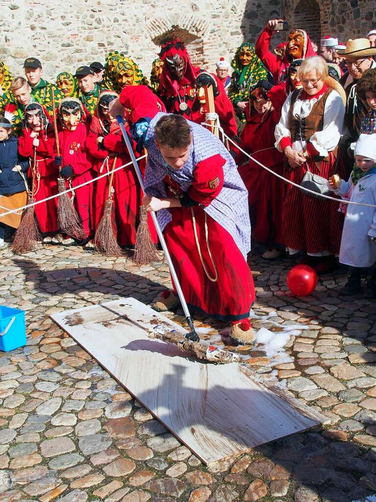 Die Hllenzunft sorgte bei der Rathausstrmung in Kirchzartren wieder fr ein buntes nrrisches Spektakel.