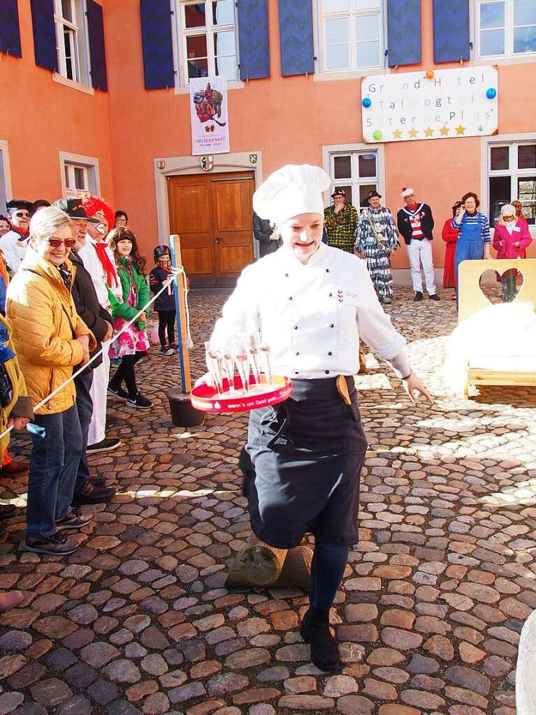 Die Hllenzunft sorgte bei der Rathausstrmung in Kirchzartren wieder fr ein buntes nrrisches Spektakel.