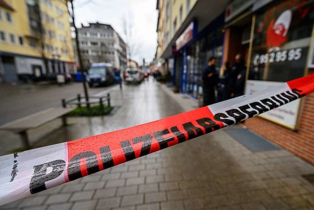 Polizeiabsperrung am Heumarkt im Hanauer Zentrum.  | Foto: PATRICK HERTZOG (AFP)
