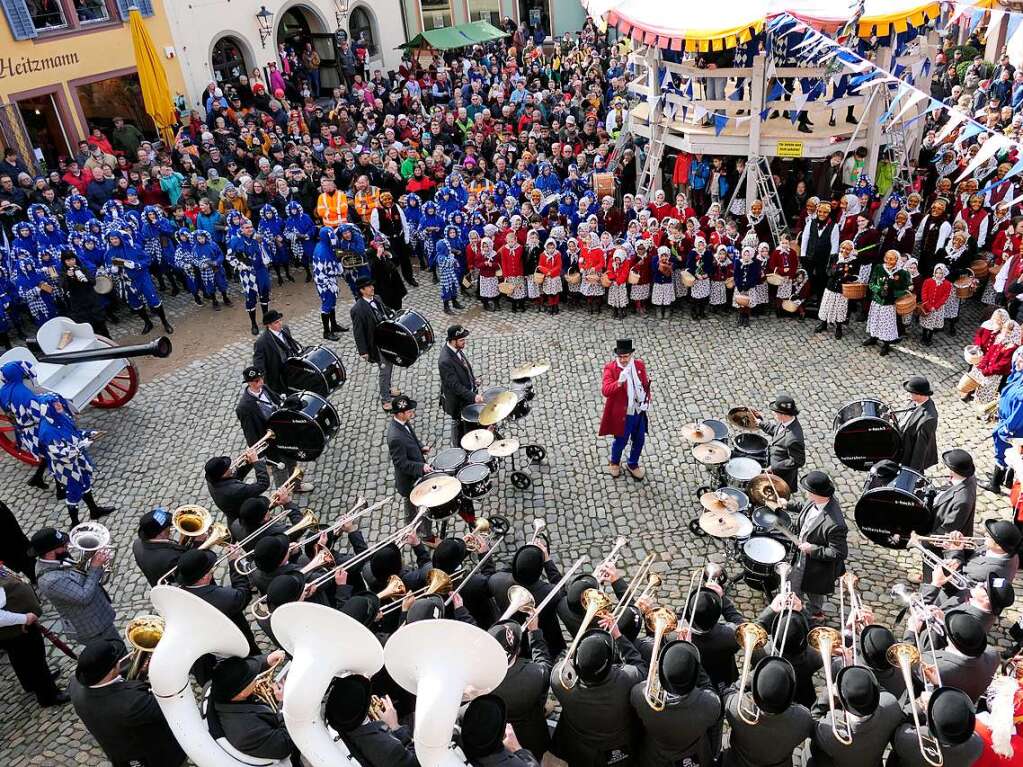 Das Rathaus ist erobert und die Strau Schoeh Schlurbi Heitersheim kann mit ihrer Guggemusik auf dem Marktplatz Stimmung machen.