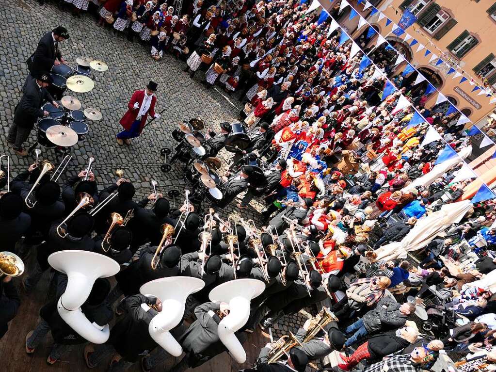 Das Rathaus ist erobert und die Strau Schoeh Schlurbi Heitersheim kann mit ihrer Guggemusik auf dem Marktplatz Stimmung machen.