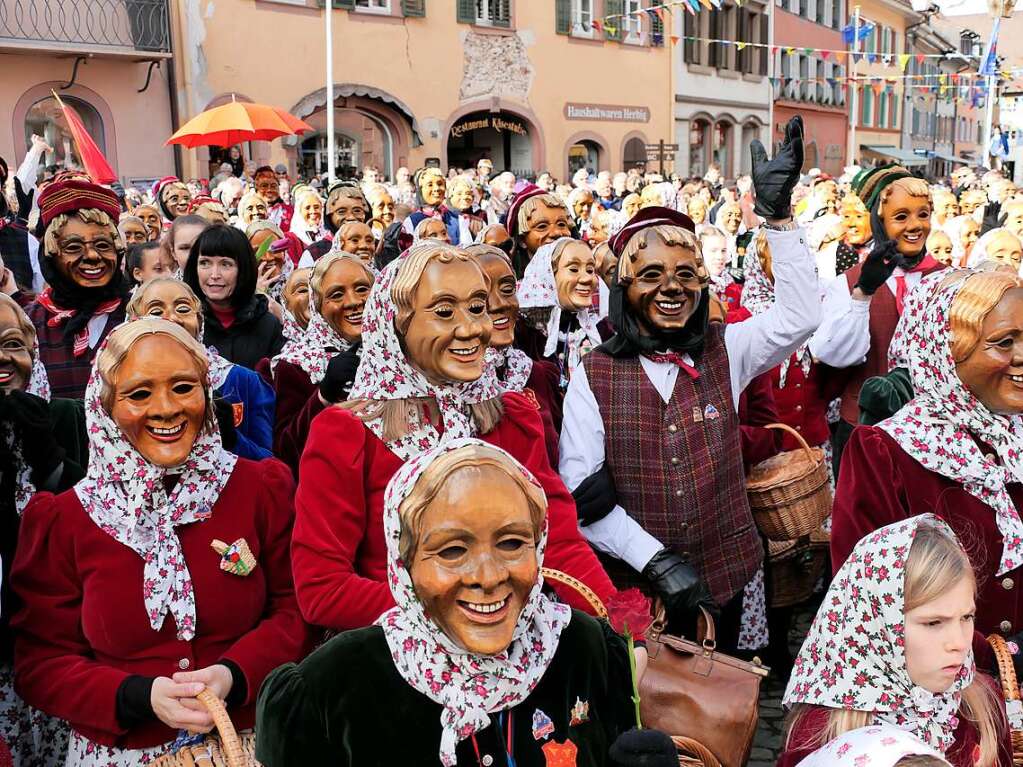 Bei bestem, sonnigem Fasnetwetter wurde in Staufen die Fasnet wieder mit einem Riesenaufgebot an Schelmen, Mittwochern und Schnurrewiebern erffnet. Das Rathaus fiel und Faust hatte die schwere Wahl zwischen drei Gretchen.