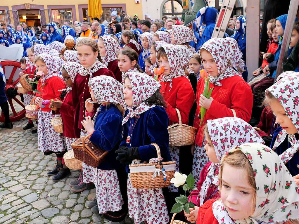 Bei bestem, sonnigem Fasnetwetter wurde in Staufen die Fasnet wieder mit einem Riesenaufgebot an Schelmen, Mittwochern und Schnurrewiebern erffnet. Das Rathaus fiel und Faust hatte die schwere Wahl zwischen drei Gretchen.