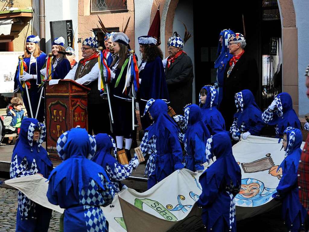 Bei bestem, sonnigem Fasnetwetter wurde in Staufen die Fasnet wieder mit einem Riesenaufgebot an Schelmen, Mittwochern und Schnurrewiebern erffnet. Das Rathaus fiel und Faust hatte die schwere Wahl zwischen drei Gretchen.