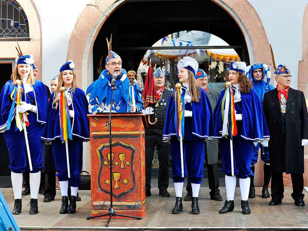 Bei bestem, sonnigem Fasnetwetter wurde in Staufen die Fasnet wieder mit einem Riesenaufgebot an Schelmen, Mittwochern und Schnurrewiebern erffnet. Das Rathaus fiel und Faust hatte die schwere Wahl zwischen drei Gretchen.