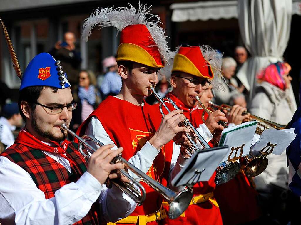 Bei bestem, sonnigem Fasnetwetter wurde in Staufen die Fasnet wieder mit einem Riesenaufgebot an Schelmen, Mittwochern und Schnurrewiebern erffnet. Das Rathaus fiel und Faust hatte die schwere Wahl zwischen drei Gretchen.