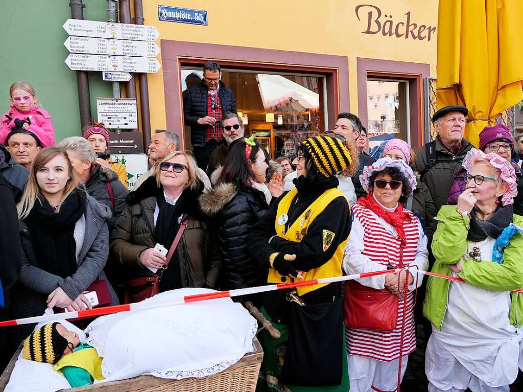 Bei bestem, sonnigem Fasnetwetter wurde in Staufen die Fasnet wieder mit einem Riesenaufgebot an Schelmen, Mittwochern und Schnurrewiebern erffnet. Das Rathaus fiel und Faust hatte die schwere Wahl zwischen drei Gretchen.