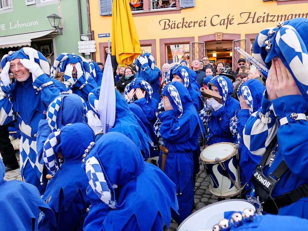 Bei bestem, sonnigem Fasnetwetter wurde in Staufen die Fasnet wieder mit einem Riesenaufgebot an Schelmen, Mittwochern und Schnurrewiebern erffnet. Das Rathaus fiel und Faust hatte die schwere Wahl zwischen drei Gretchen.