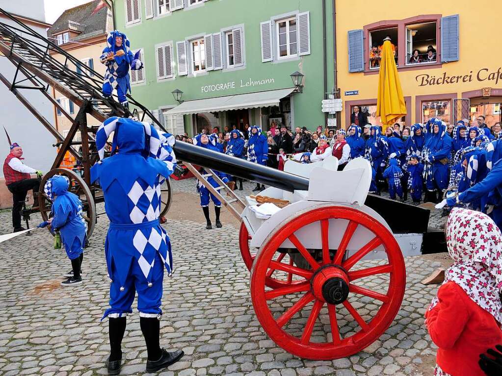 Bei bestem, sonnigem Fasnetwetter wurde in Staufen die Fasnet wieder mit einem Riesenaufgebot an Schelmen, Mittwochern und Schnurrewiebern erffnet. Das Rathaus fiel und Faust hatte die schwere Wahl zwischen drei Gretchen.