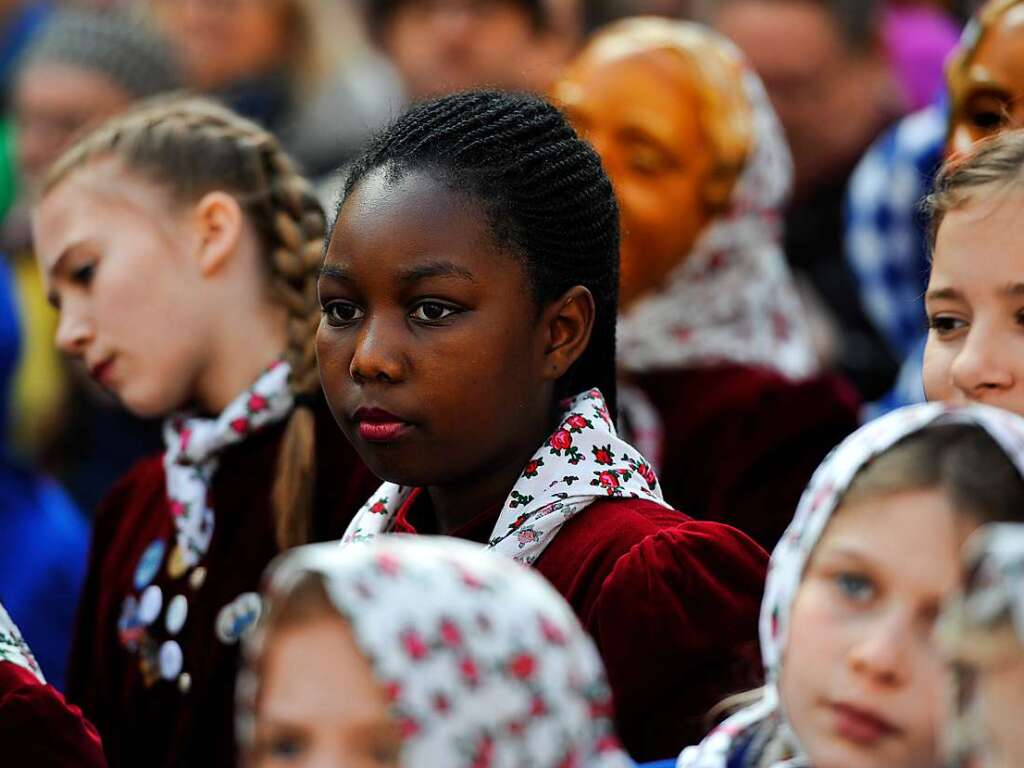 Bei bestem, sonnigem Fasnetwetter wurde in Staufen die Fasnet wieder mit einem Riesenaufgebot an Schelmen, Mittwochern und Schnurrewiebern erffnet. Das Rathaus fiel und Faust hatte die schwere Wahl zwischen drei Gretchen.