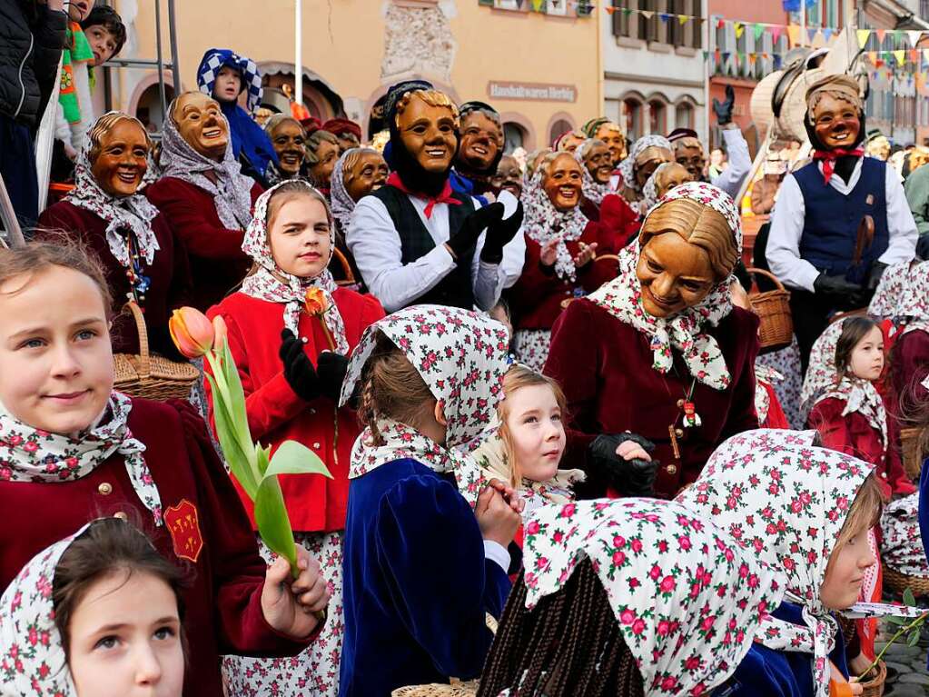 Bei bestem, sonnigem Fasnetwetter wurde in Staufen die Fasnet wieder mit einem Riesenaufgebot an Schelmen, Mittwochern und Schnurrewiebern erffnet. Das Rathaus fiel und Faust hatte die schwere Wahl zwischen drei Gretchen.