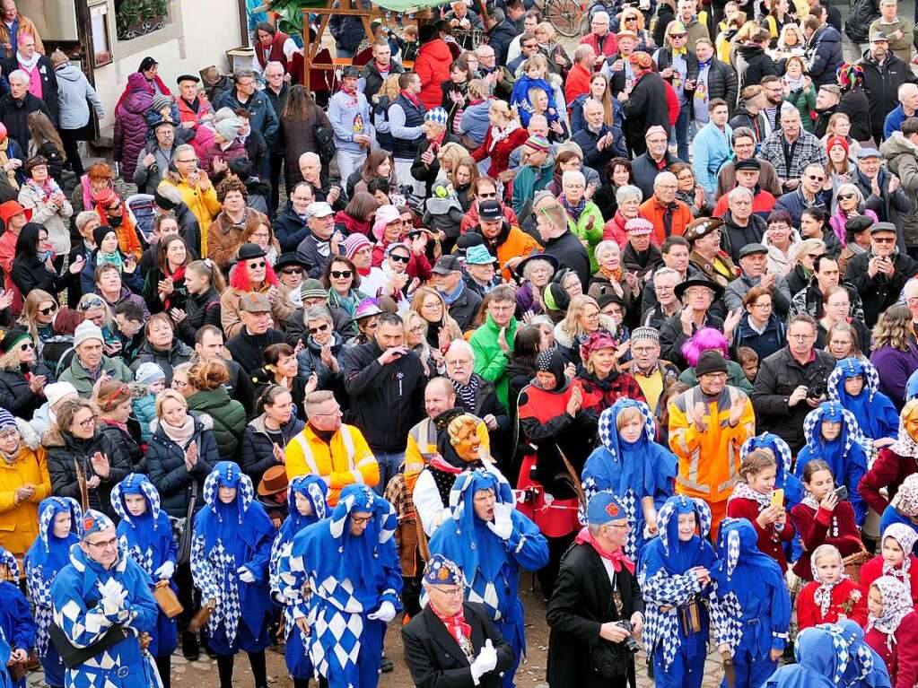 Bei bestem, sonnigem Fasnetwetter wurde in Staufen die Fasnet wieder mit einem Riesenaufgebot an Schelmen, Mittwochern und Schnurrewiebern erffnet. Das Rathaus fiel und Faust hatte die schwere Wahl zwischen drei Gretchen.