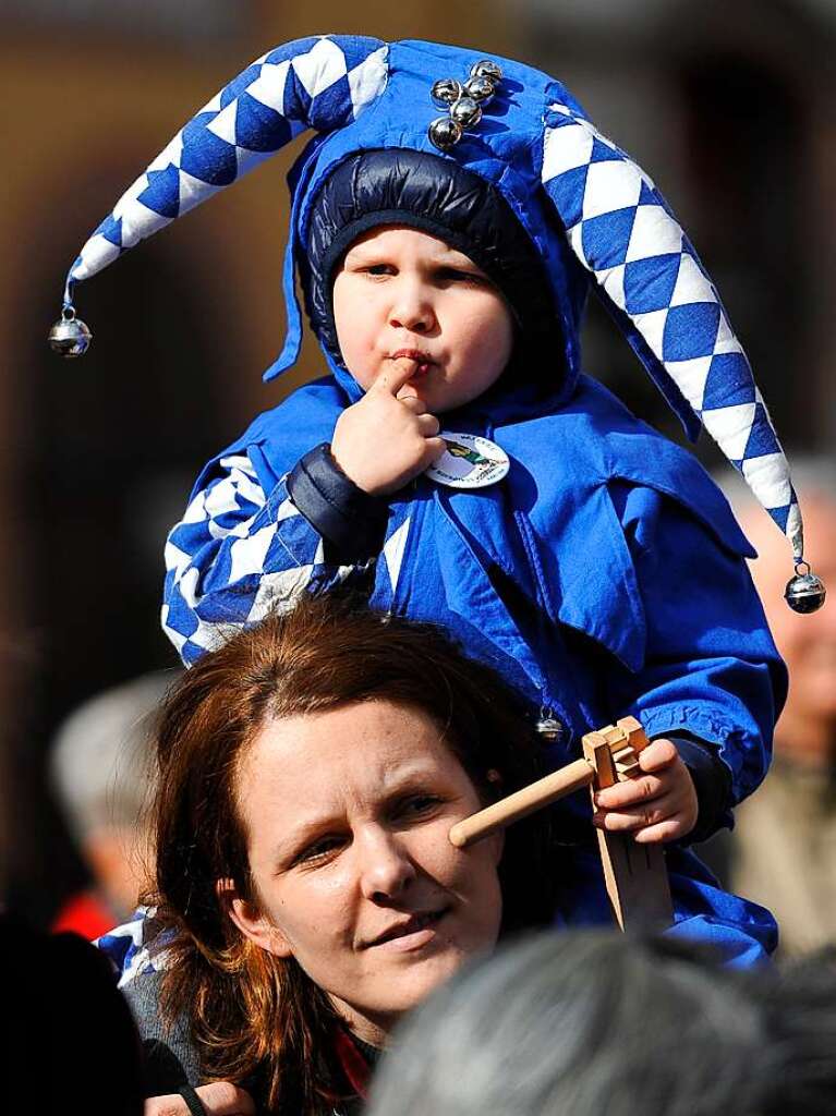 Bei bestem, sonnigem Fasnetwetter wurde in Staufen die Fasnet wieder mit einem Riesenaufgebot an Schelmen, Mittwochern und Schnurrewiebern erffnet. Das Rathaus fiel und Faust hatte die schwere Wahl zwischen drei Gretchen.